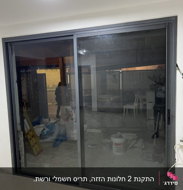 דלת הזזה מאלומיניום עם מסגרת כהה